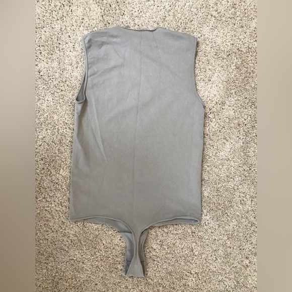 SKIMS Essential Crew Neck Sleeveless Bodysuit | Light Grey | Size S-M - Picture 6 of 7